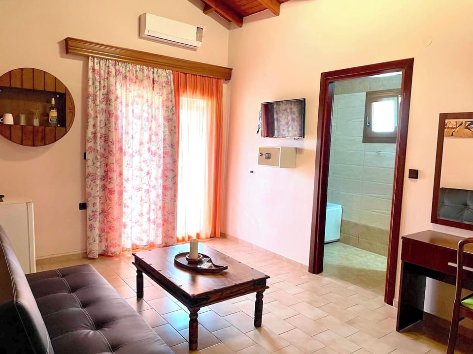 Classic Suite | In-room safe, laptop workspace, soundproofing, free WiFi