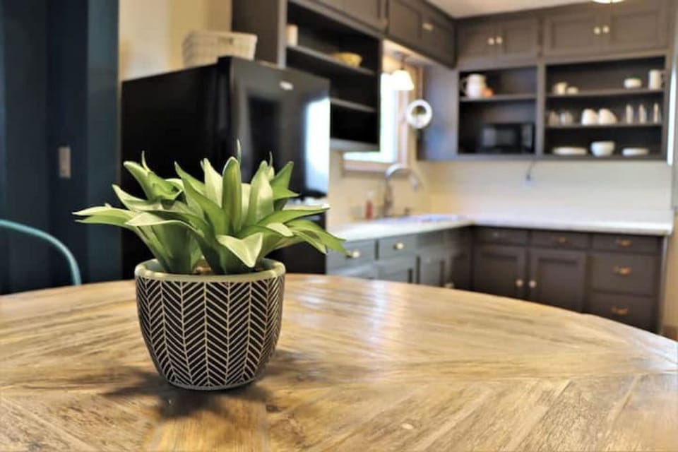 Dining area, kitchen 