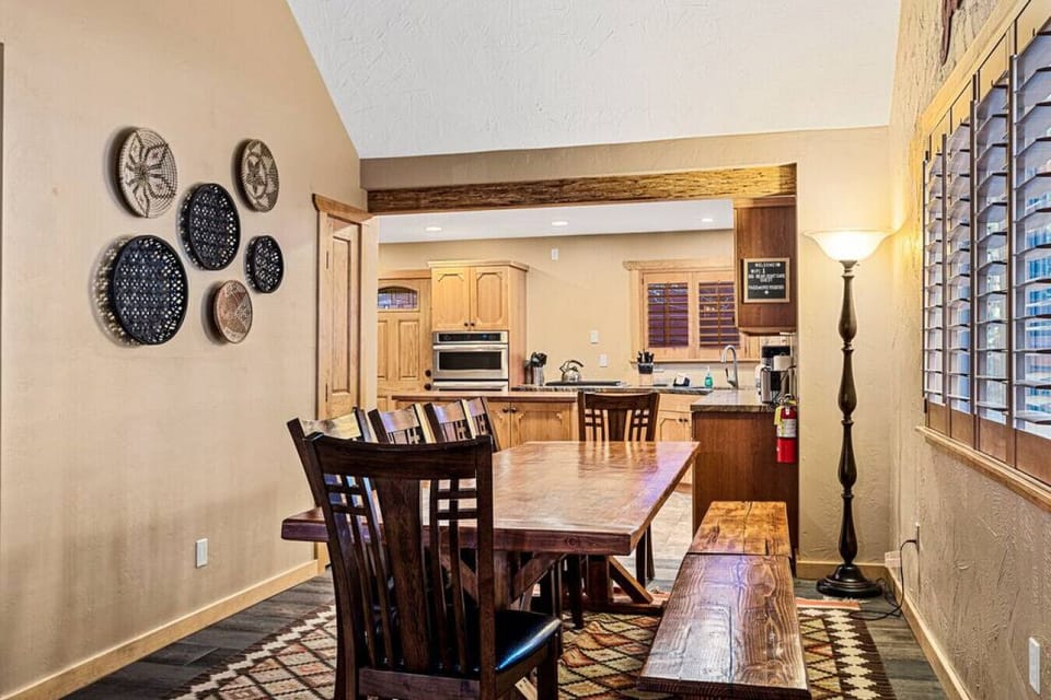 Dining area for up to 10 people. Brightly lit and welcoming!