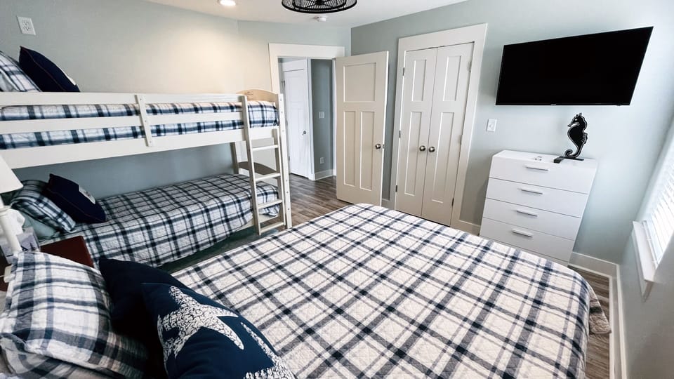 Guest bedroom #2, Queen bed and Bunk Beds