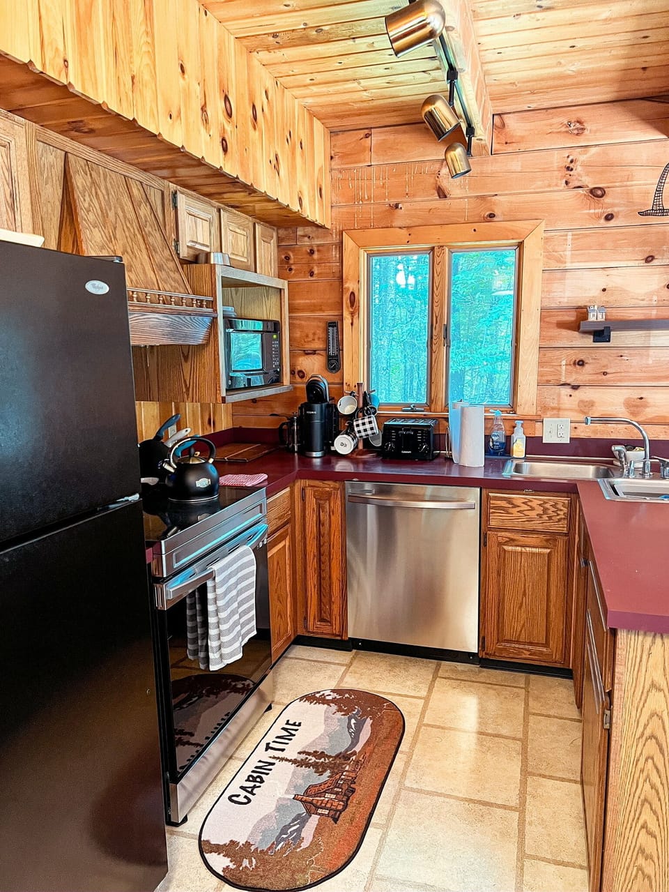 This well-stocked kitchen has all the essentials, plus a Keurig to make mornings at the cabin even better.