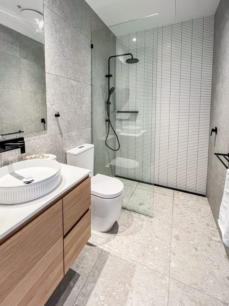 Superior King or Twin Room | Bathroom | Shower, hair dryer, towels