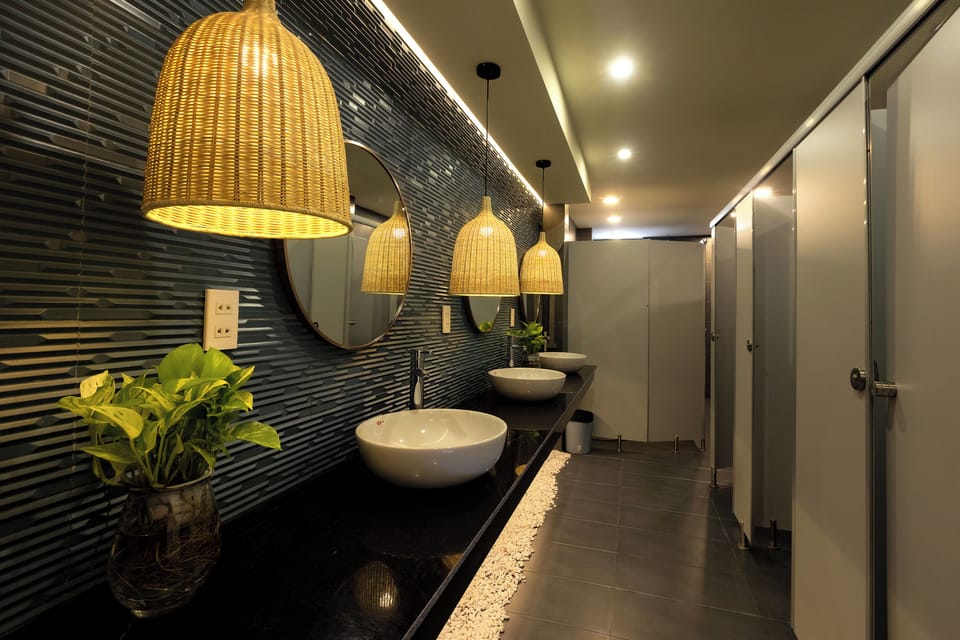 Design Shared Dormitory, Mixed Dorm, Mountain View | Bathroom | Shower, hair dryer, bidet, towels