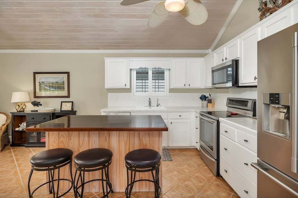 Kitchen island with bar seating