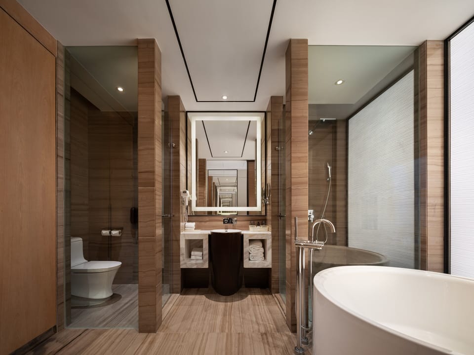 Superior Room, 1 King bed | Bathroom | Shower, rainfall showerhead, free toiletries, hair dryer