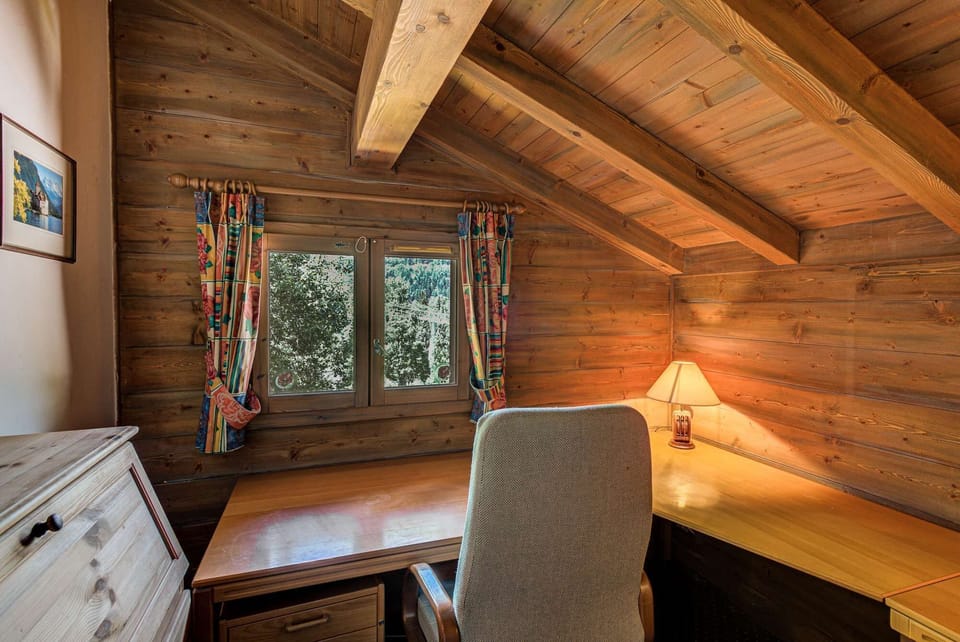 The office room in Chalet Blackbushe