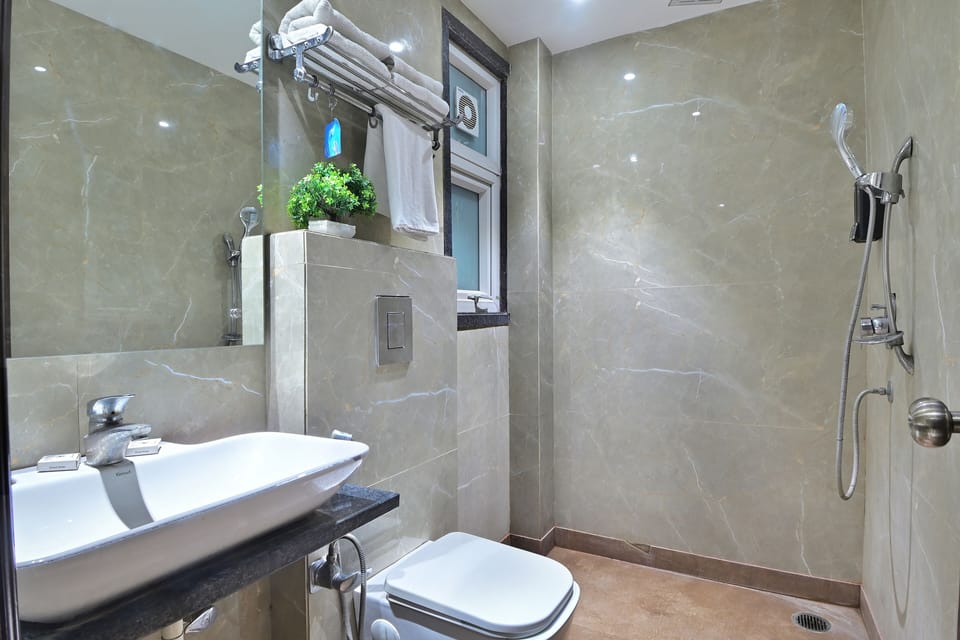 Deluxe Double Room | Bathroom | Shower, free toiletries, slippers, towels