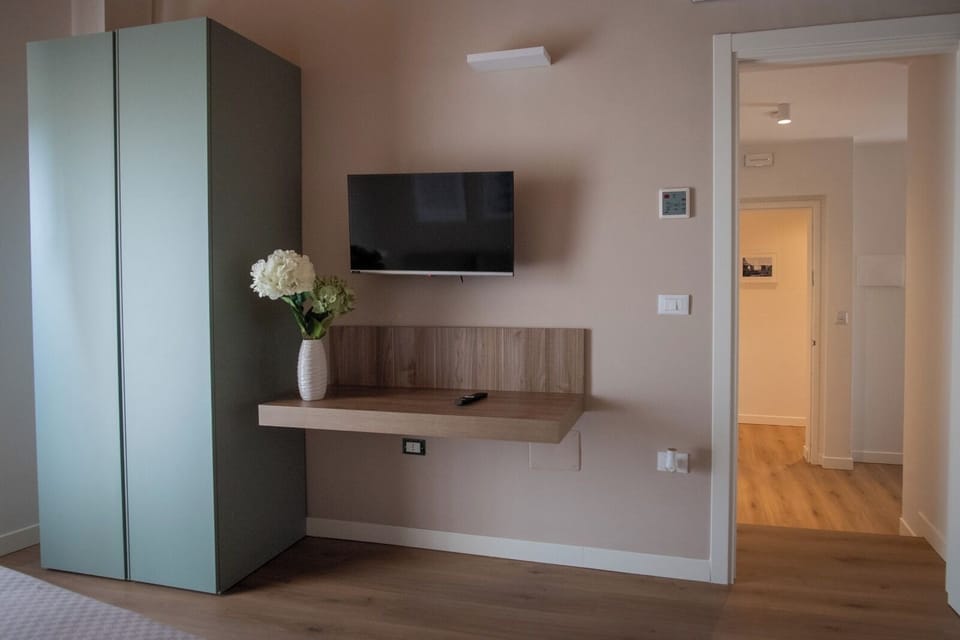 Panoramic Apartment | In-room safe, desk, iron/ironing board, free WiFi