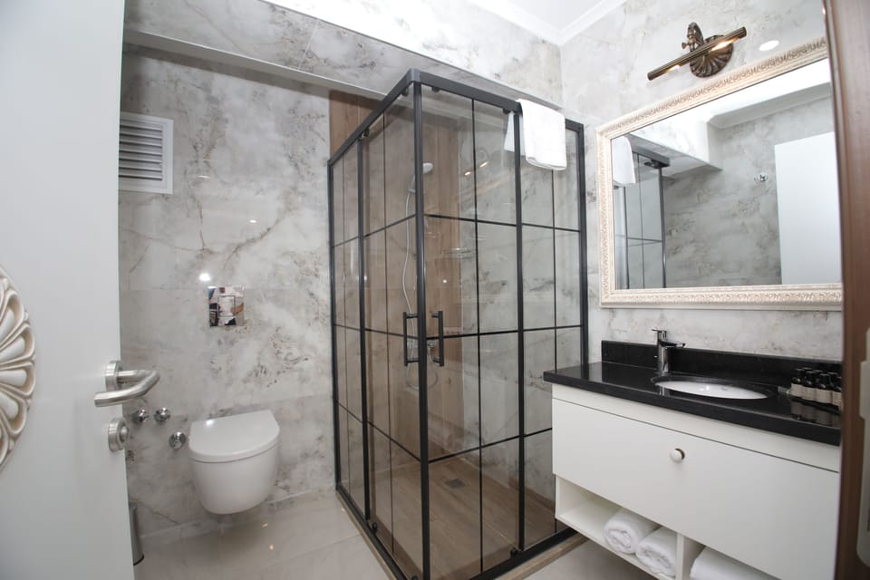 Standard Double or Twin Room, 1 Bedroom, Accessible, Mountain View | Bathroom | Slippers, towels