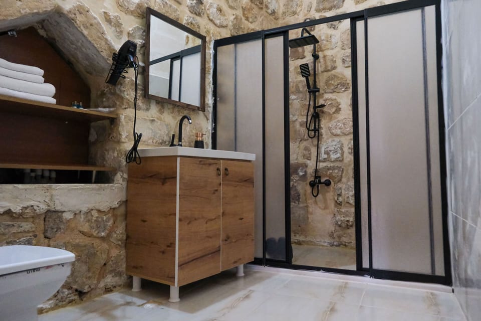 Deluxe Room | Bathroom | Shower, rainfall showerhead, designer toiletries, hair dryer