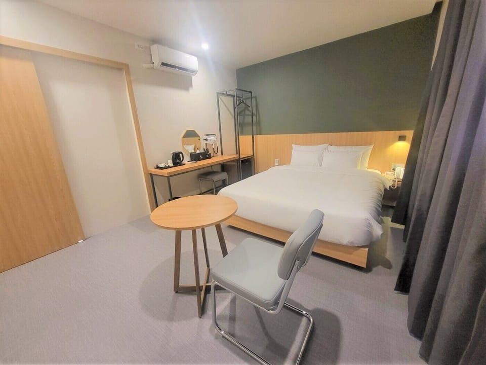 Deluxe Double Room | Hypo-allergenic bedding, individually furnished, desk, laptop workspace