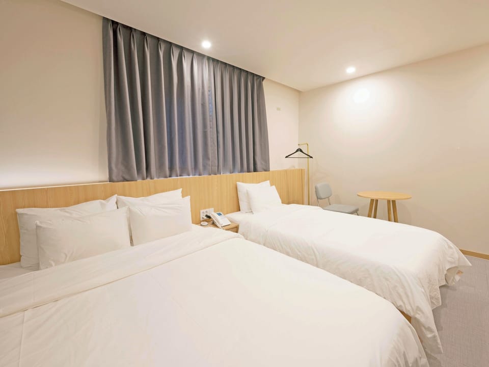 Business Twin Room | Hypo-allergenic bedding, individually furnished, desk, laptop workspace