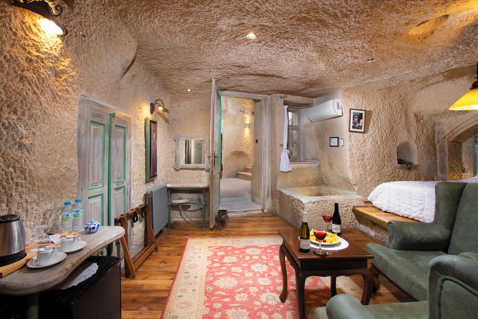 Junior Cave Suite | Premium bedding, down comforters, in-room safe, individually decorated