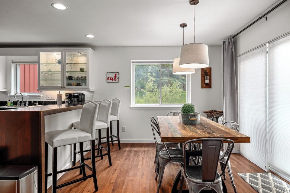 Dining table for 6 plus additional seating at the breakfast bar