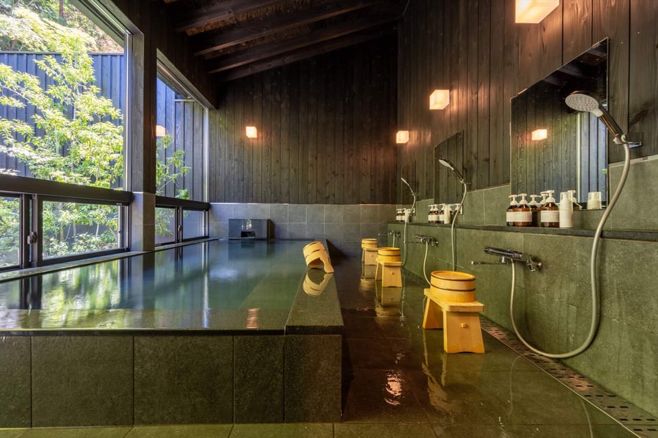 Shower, hydromassage showerhead, free toiletries, hair dryer