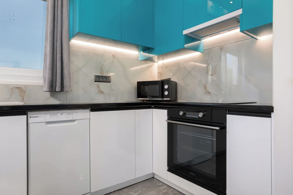 Full-size fridge, microwave, oven, stovetop