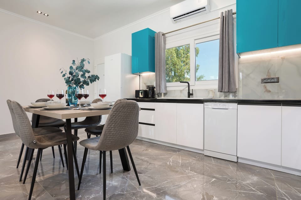 Full-size fridge, microwave, oven, stovetop