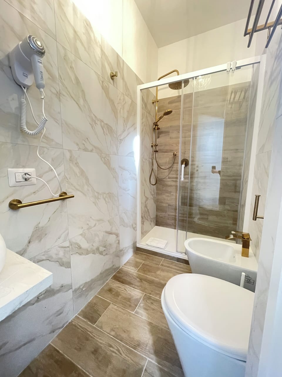 Superior Room | Bathroom | Free toiletries, hair dryer, bidet, towels