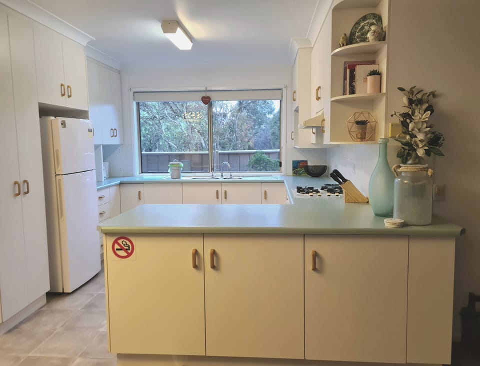 Connection between the lounge room & kitchen.