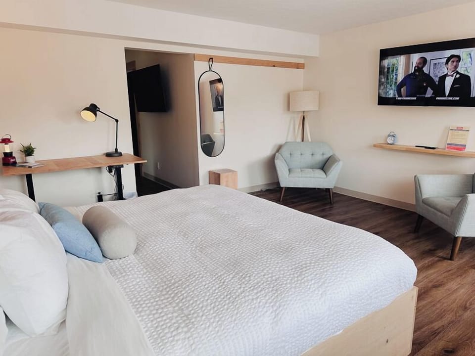 Executive Suite | Premium bedding, down comforters, Tempur-Pedic beds, free WiFi