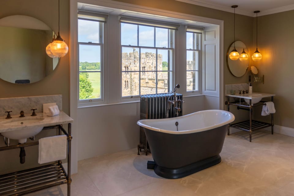 Superior Suite | Bathroom | Free toiletries, hair dryer, slippers, towels