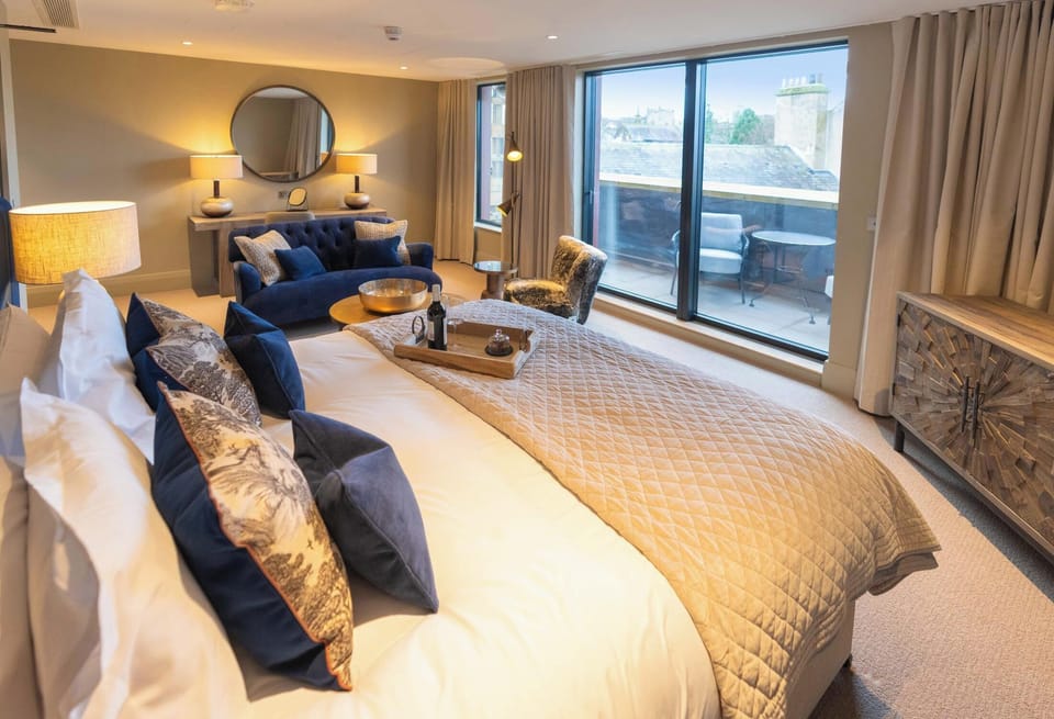 Egyptian cotton sheets, premium bedding, in-room safe, desk