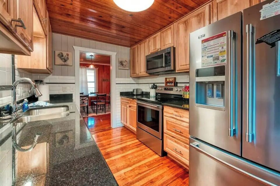 Gatlinburg's Cozy Rose's fully equipped kitchen
