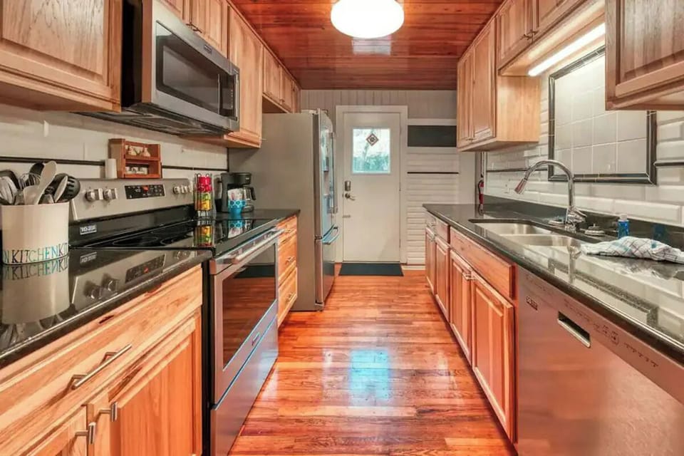 Gatlinburg's Cozy Rose's fully equipped kitchen