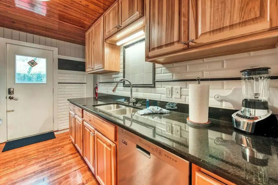 Gatlinburg's Cozy Rose's fully equipped kitchen