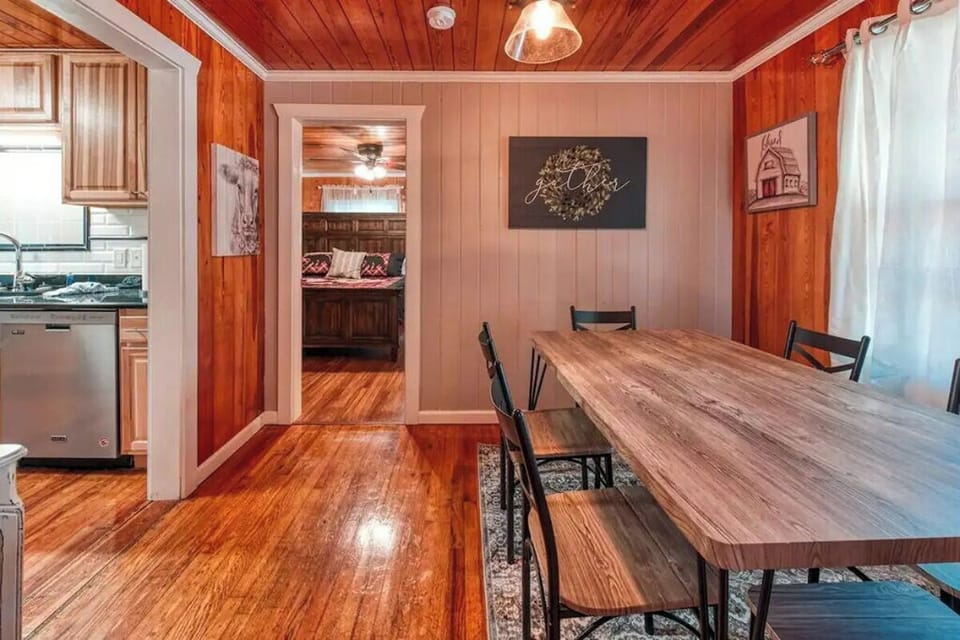 Gatlinburg's Cozy Rose's inviting dining area