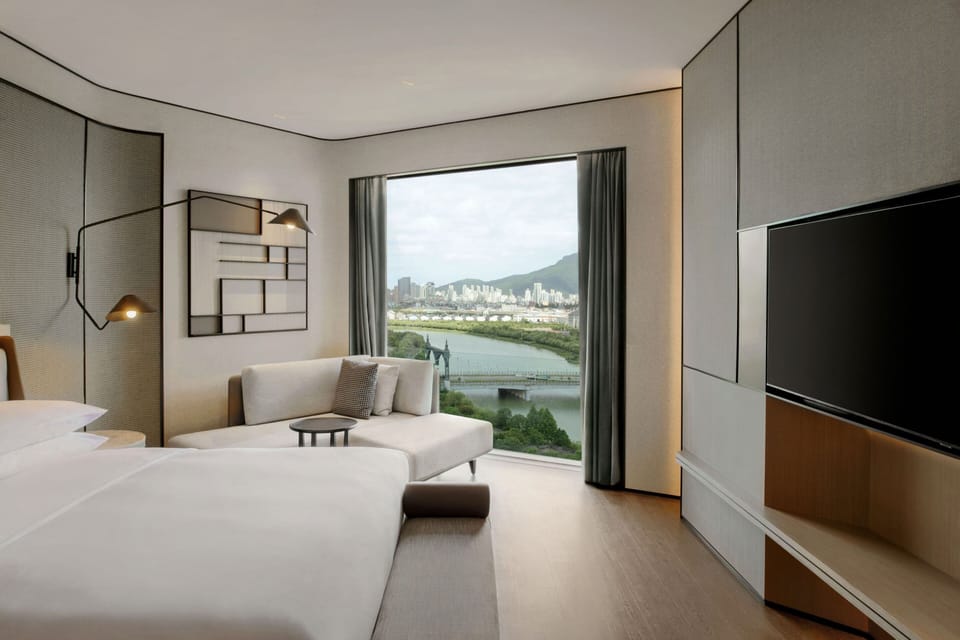 Executive Suite, 1 King Bed | Down comforters, minibar, in-room safe, desk