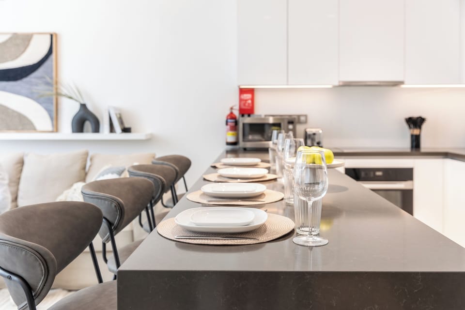 Deluxe Apartment | Private kitchen | Fridge, microwave, oven, espresso maker