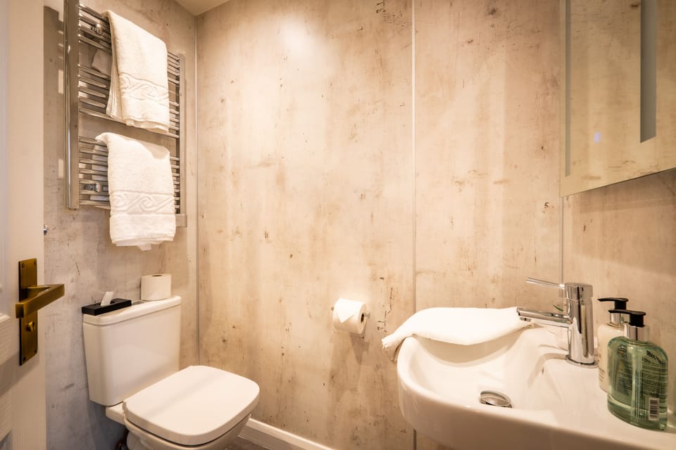 Standard Double Room | Bathroom | Shower, free toiletries, hair dryer, towels