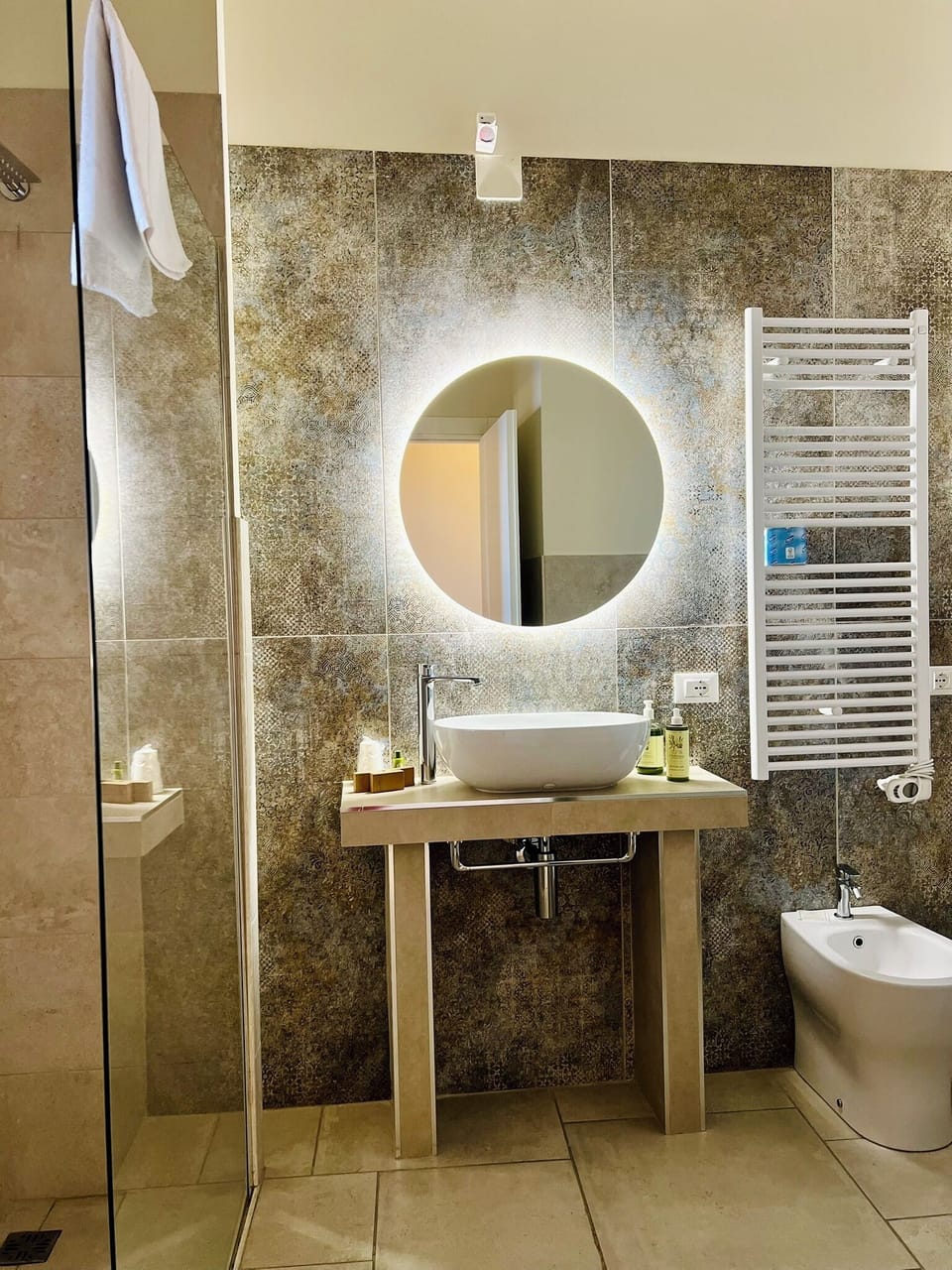Deluxe Room, Balcony, Sea View | Bathroom | Shower, hair dryer, bidet, towels