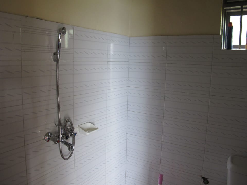 Cottage, 1 Double Bed | Bathroom | Rainfall showerhead, free toiletries, towels