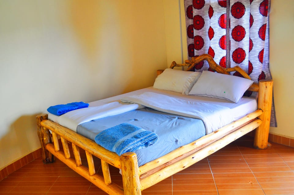 Cottage, 1 Double Bed | Desk, laptop workspace, bed sheets