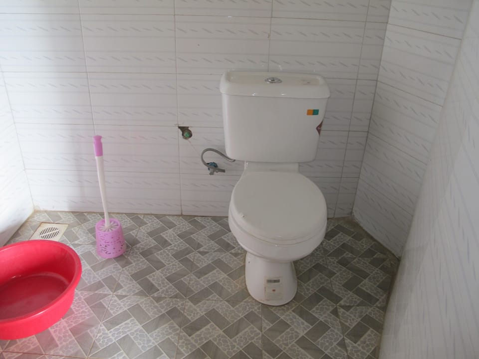 Cottage, 1 Double Bed | Bathroom | Rainfall showerhead, free toiletries, towels