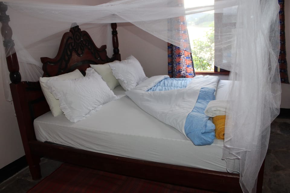 Family Cottage | Desk, laptop workspace, bed sheets