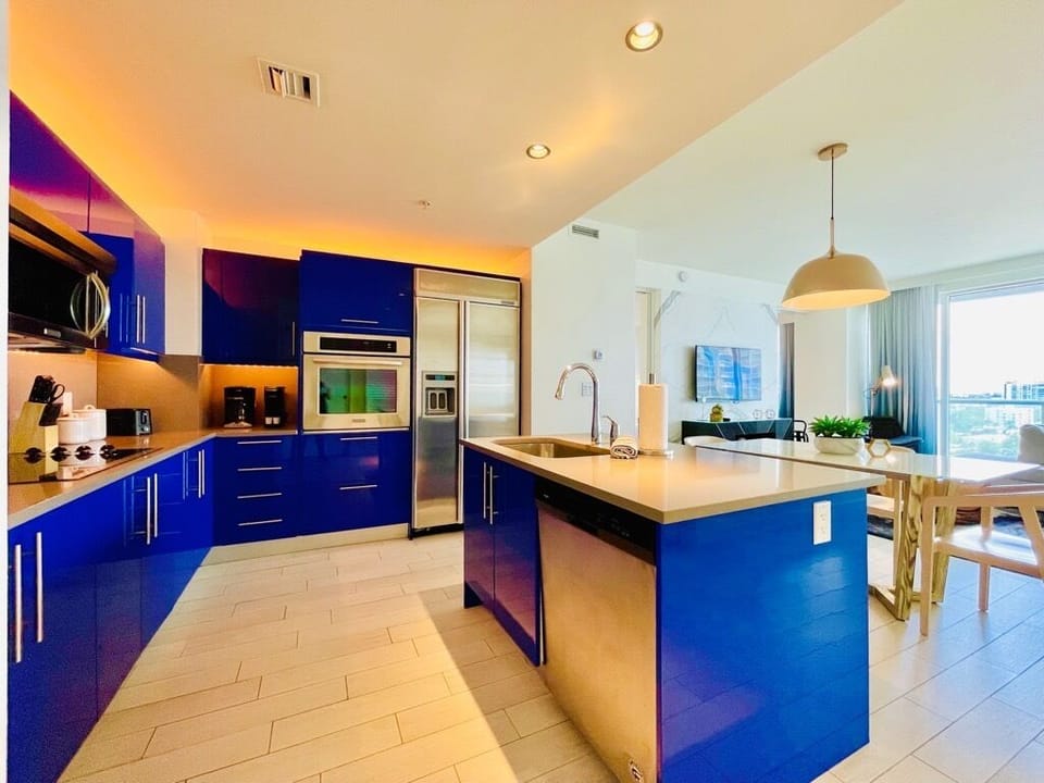 Large kitchen with kitchen island
