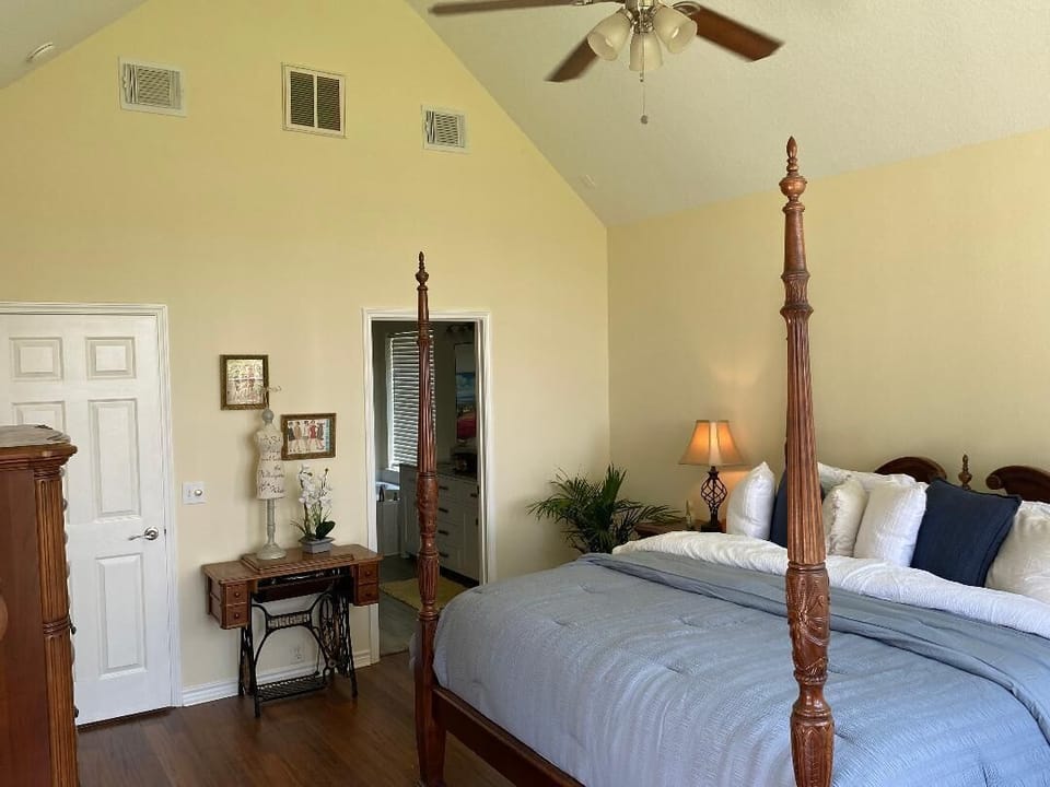 Stitches Suite, King Bed, Non-Smoking | Blackout drapes, soundproofing, iron/ironing board (on request)