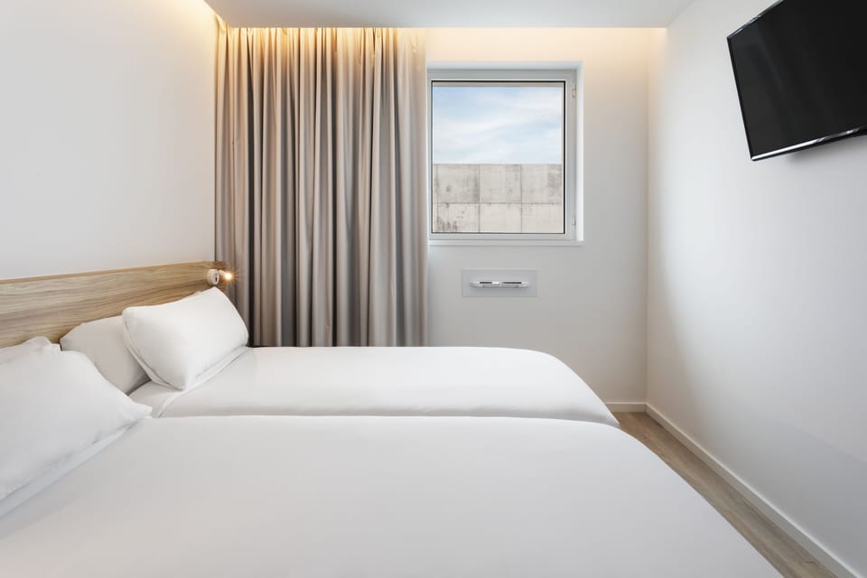 Standard Twin Room | Minibar, in-room safe, desk, free WiFi