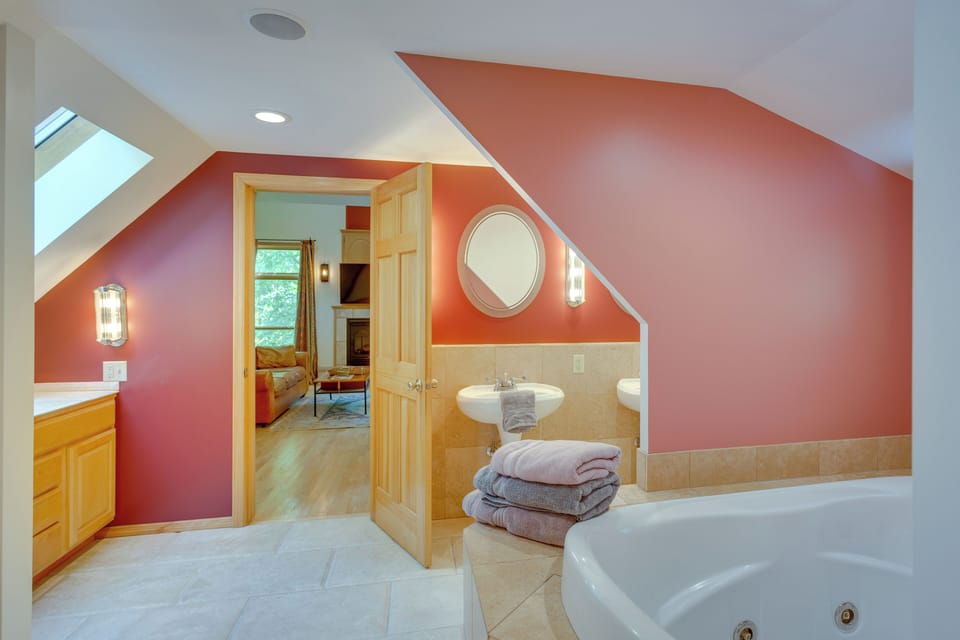 Full Bathroom | 1st Floor | Towels Provided | Jetted Tub