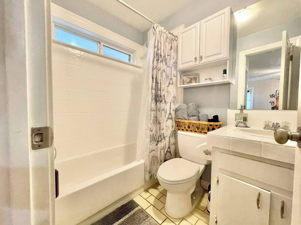 Clean and fresh bathroom with shower/tub