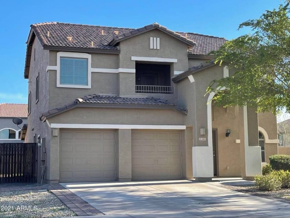 Beautiful 2500 sqft home in a quite family friendly neighborhood! With pool and pool table! 