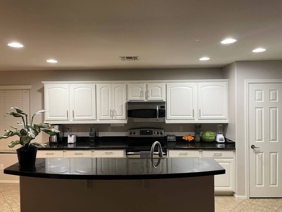 Fully equipped kitchen! With breakfast bar & 4 barstools. 