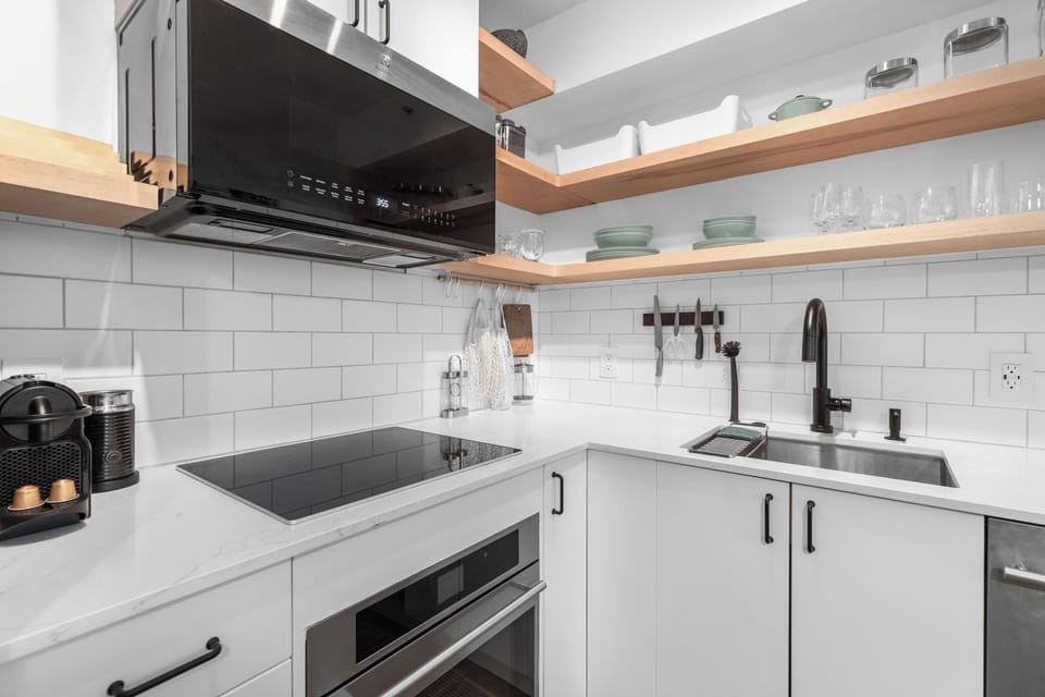 Powderview 12 | Private kitchen | Full-size fridge, microwave, oven, stovetop