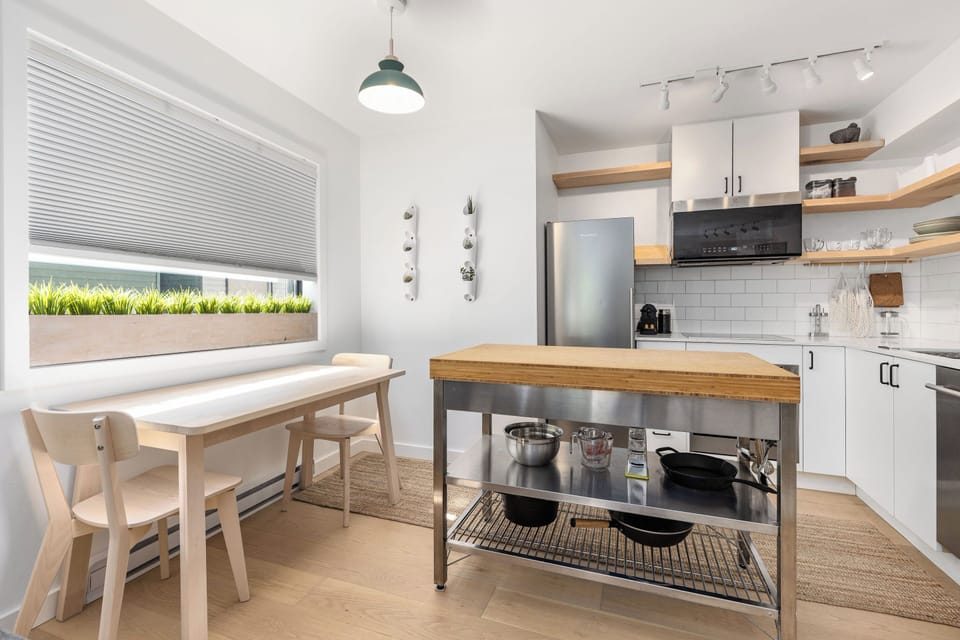 Powderview 12 | Private kitchen | Full-size fridge, microwave, oven, stovetop