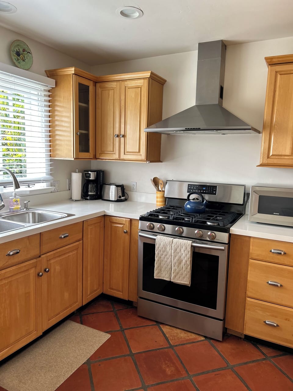 Open kitchen, dinning room and living room layout.
