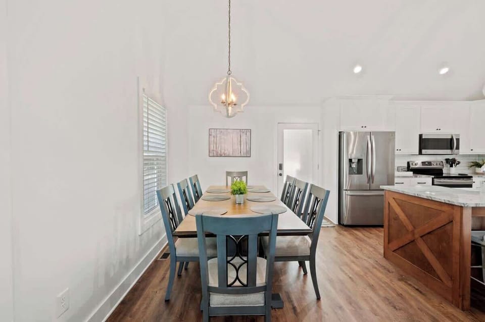 Gather Everyone Around The Table For Dinner - Seats Up To 8 Guests Comfortably