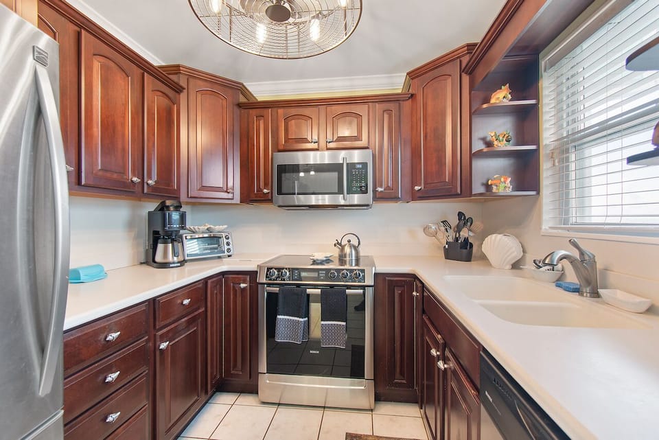 Coffee pot for pods or grounds, toaster oven, blender, and much more